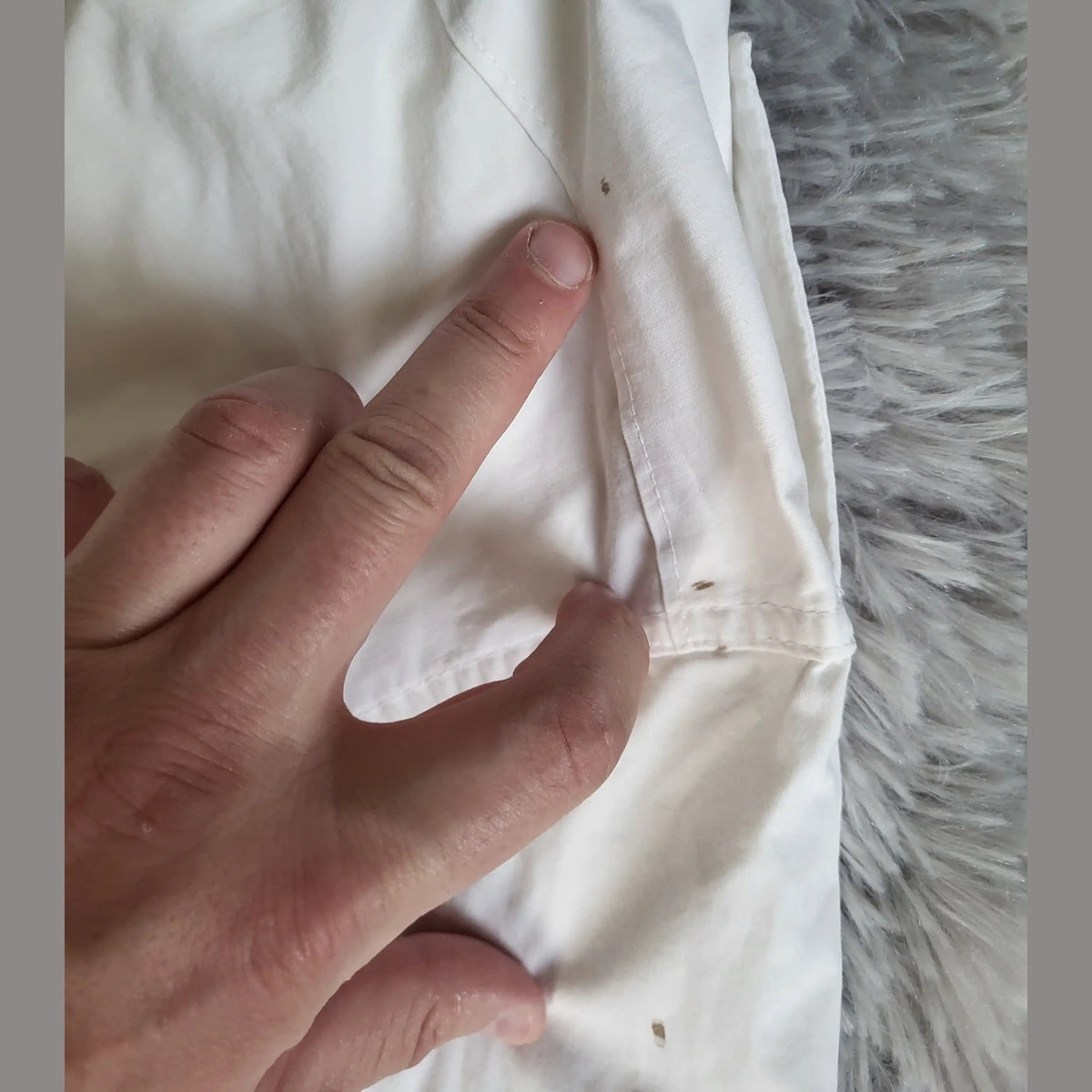 Chemise blanche, marque et taille non visibles, détails tissu. Fripes Sélect