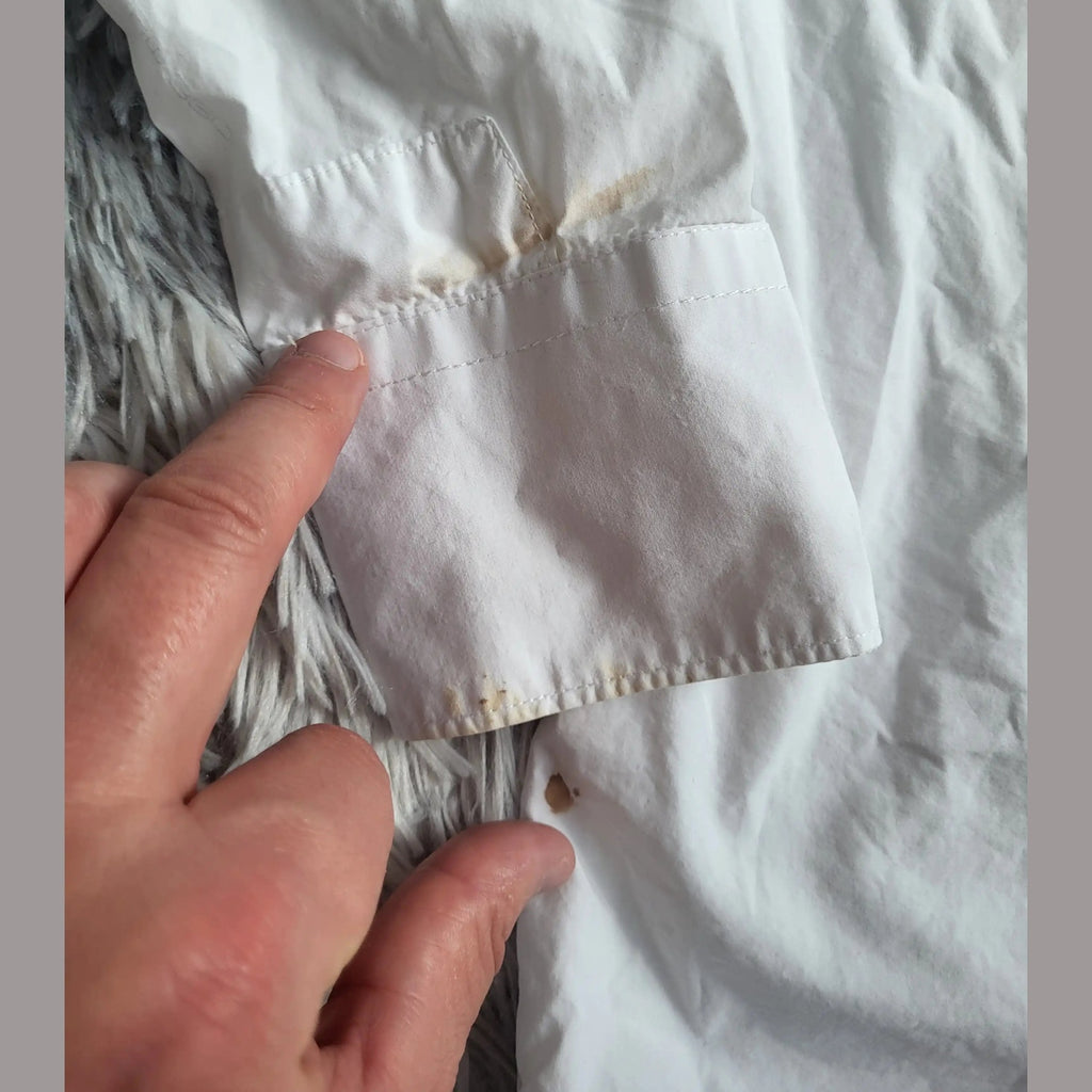 Manche de chemise blanche, taches marron, trou visible, taille non indiquée, Fripes Sélect
