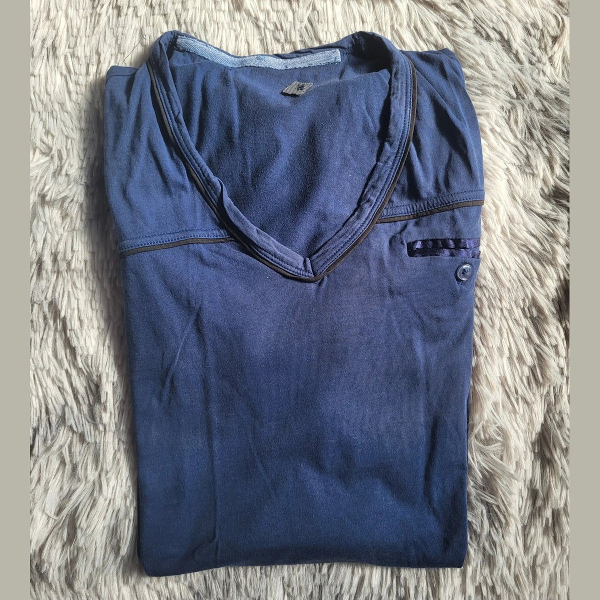 T-shirt bleu col V, marque et taille non visibles, Fripes Sélect