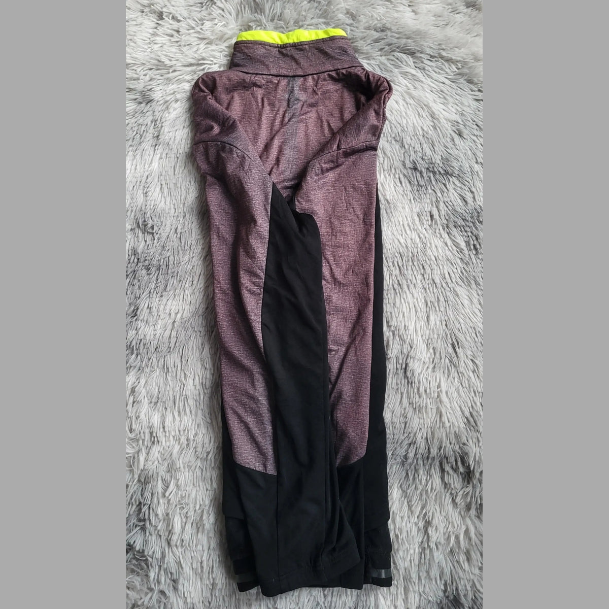 Legging de sport, marque non visible, coloris violet et noir, taille non indiquée. Fripes Sélect