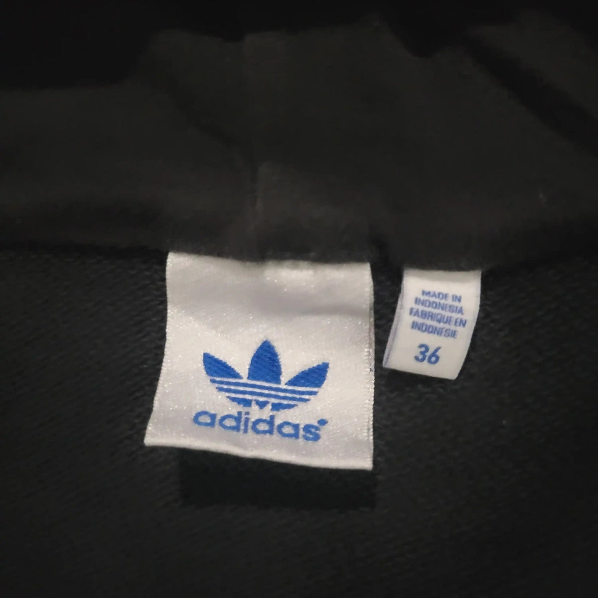 Veste Adidas noire taille 36, logo bleu visible. Fripes Sélect