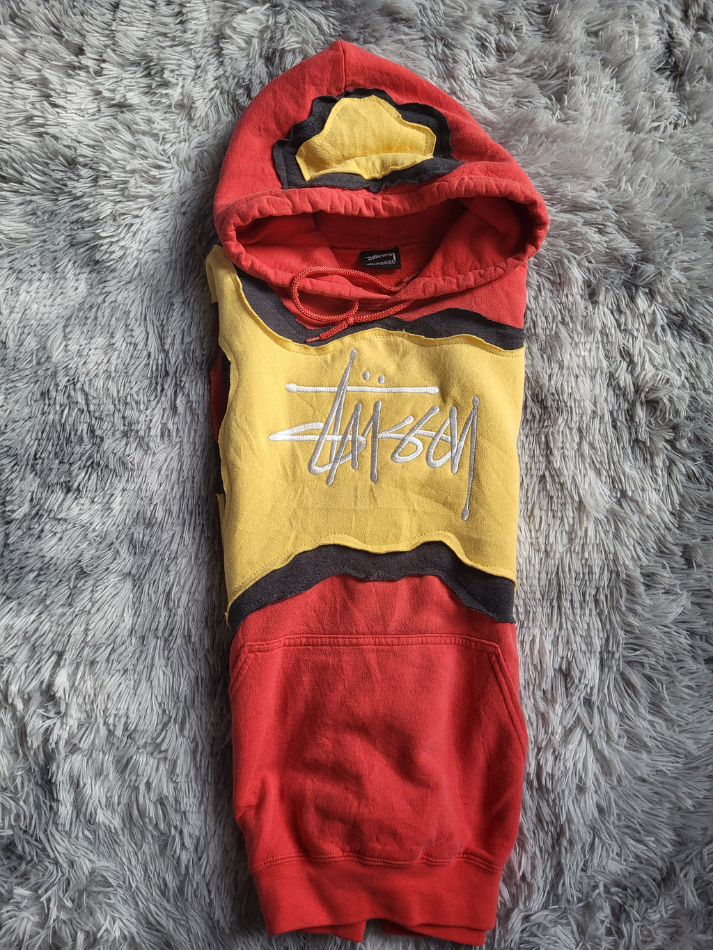 Sweat à capuche Stüssy Reworked Patchwork – Pièce Unique 1/1 – Rouge & Jaune – Taille L (Boxy Fit)
