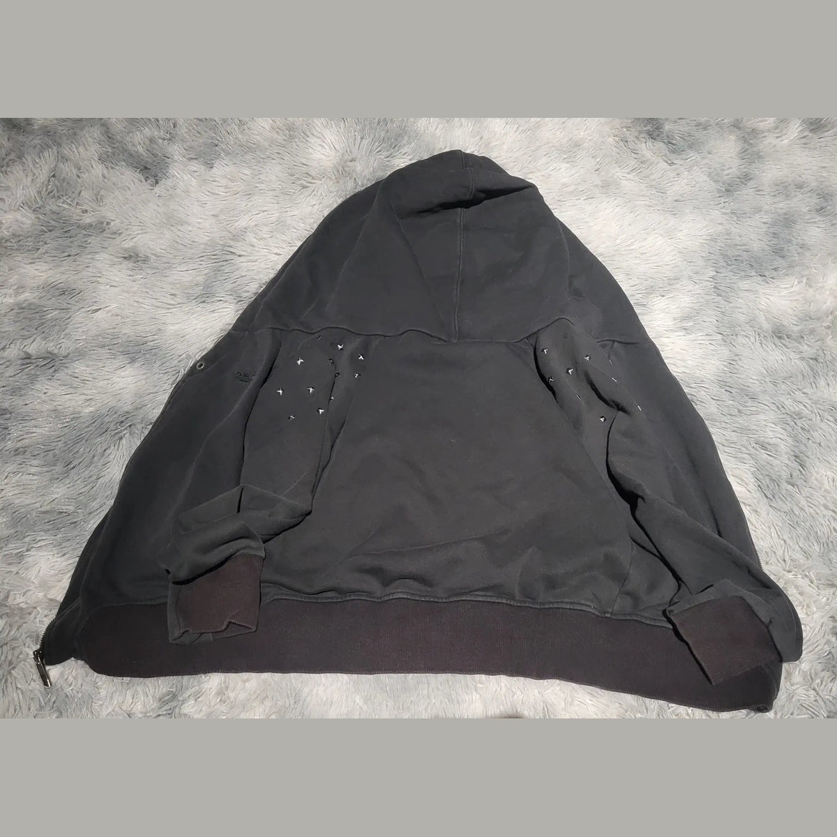 Sweat à capuche Adidas noir, détails argentés sur les manches, taille L, Fripes Sélect