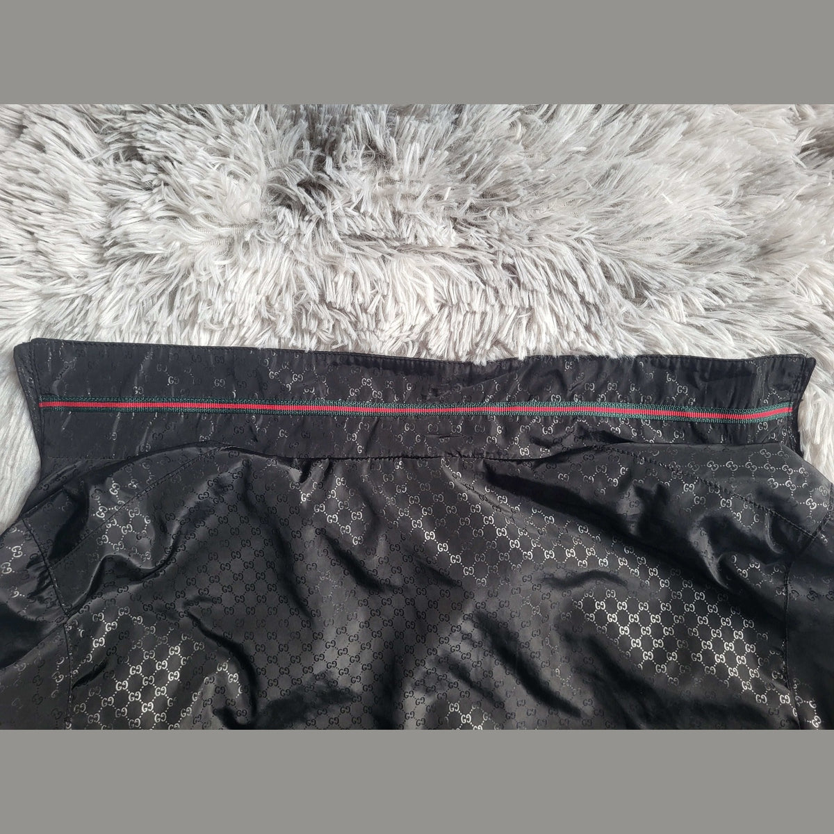 Pantalon noir Gucci en taille inconnue, avec motif logo et bande rayée. Fripes Sélect