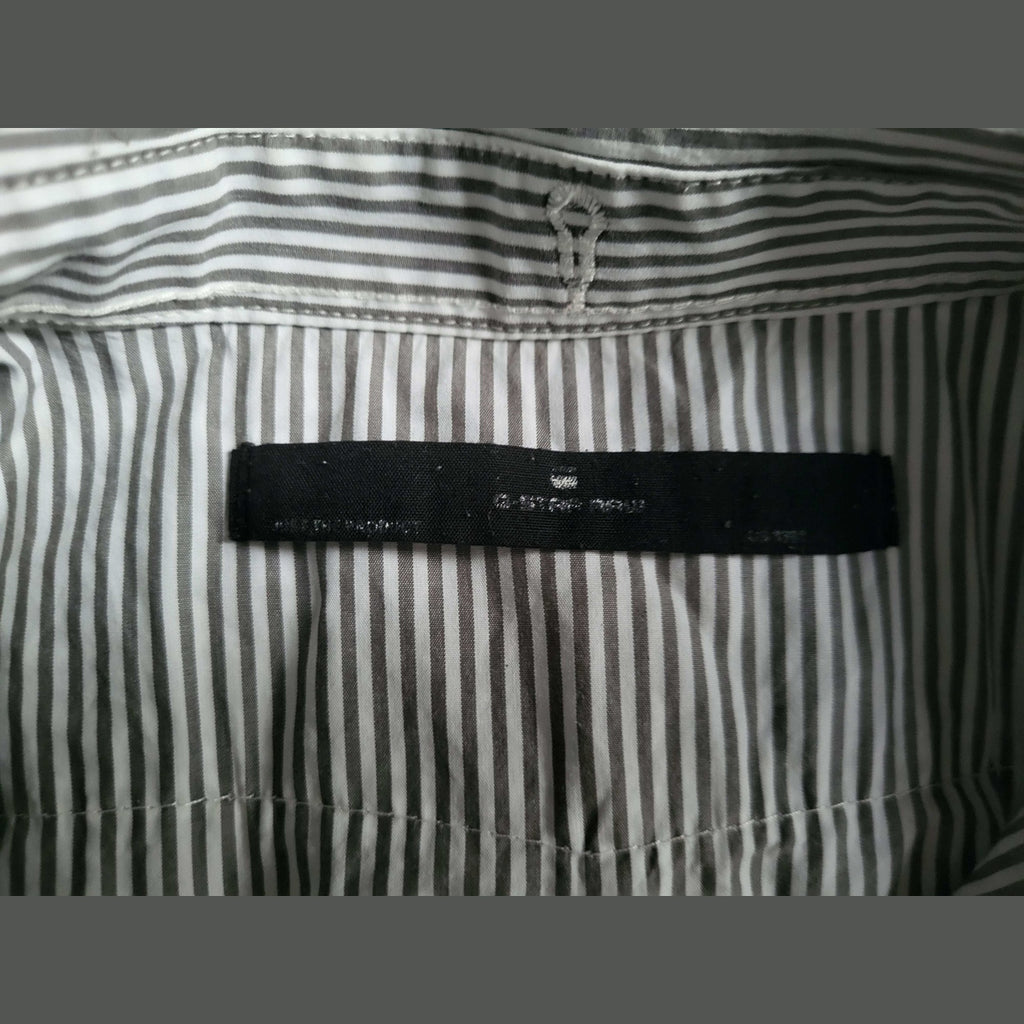 Chemise à rayures grises et blanches, marque et taille non identifiables, Fripes Sélect