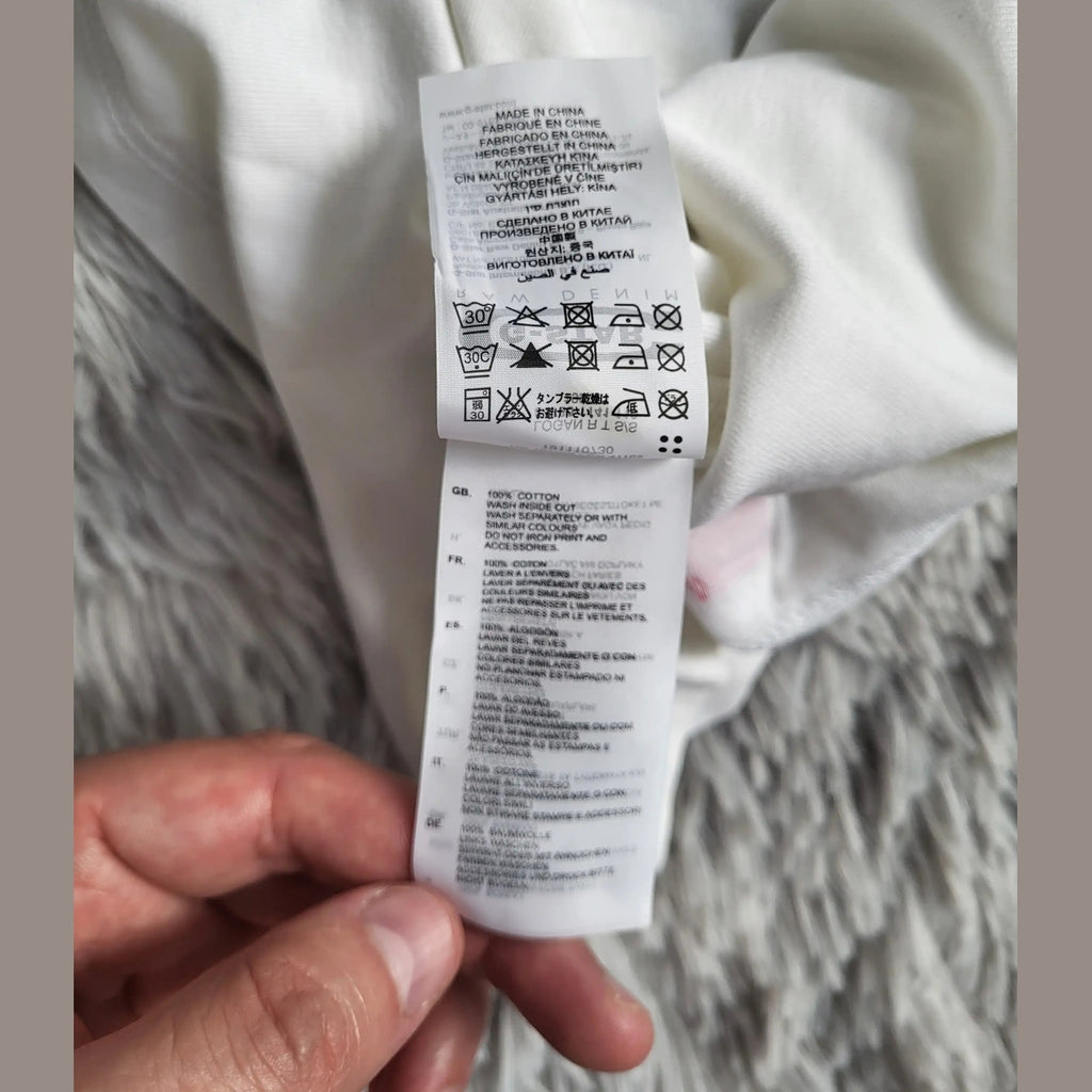 T-shirt blanc, étiquette visible, marque et taille non identifiables, Fripes Sélect
