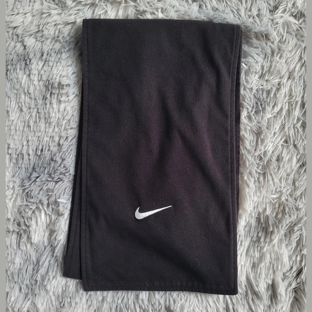 Écharpe Nike Vintage Swoosh Fleece – Polaire Noire – Y2K / 90s – 148 cm – Collector Streetwear