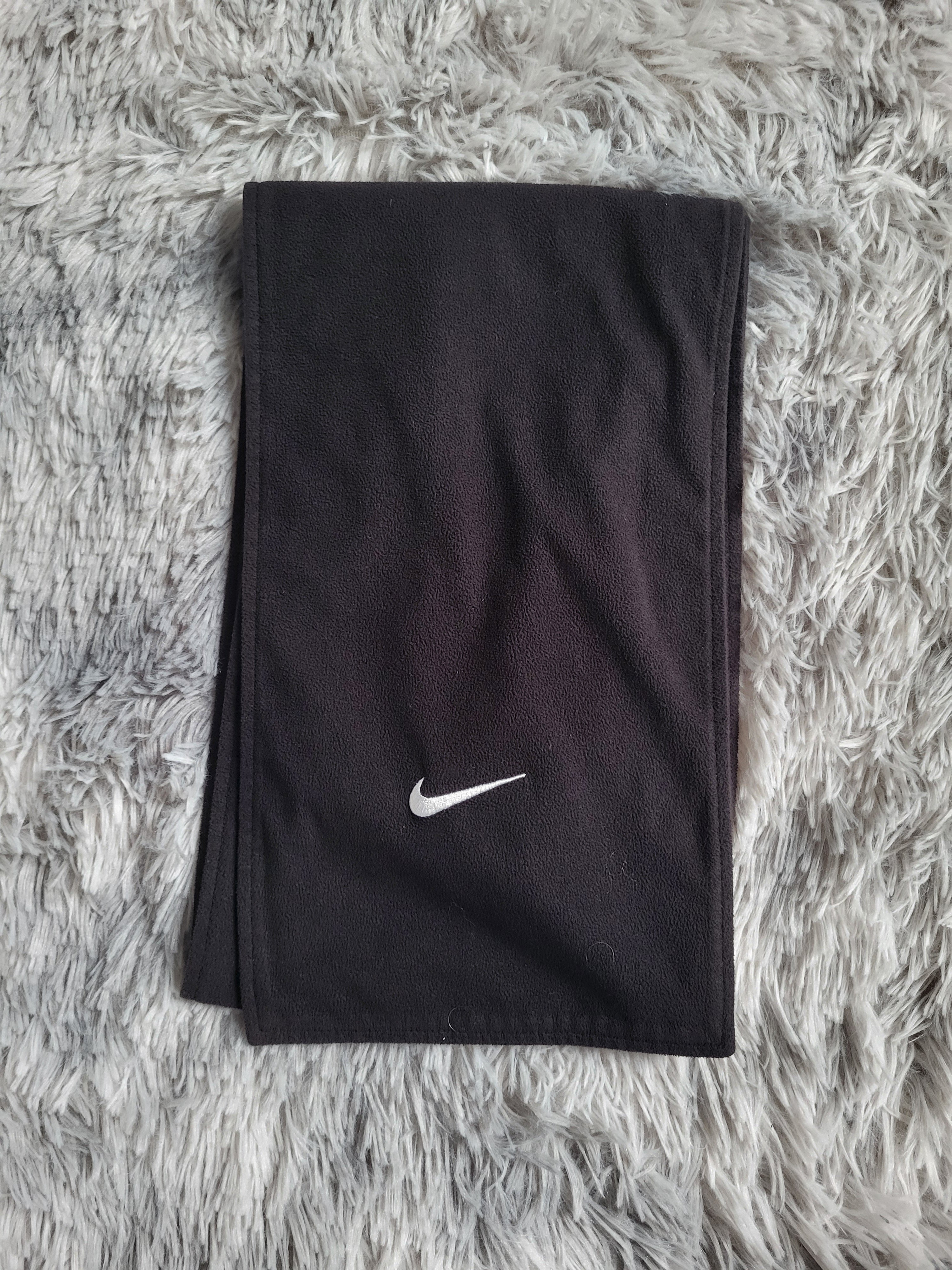 Écharpe Nike Vintage Swoosh Fleece – Polaire Noire – Y2K / 90s – 148 cm – Collector Streetwear