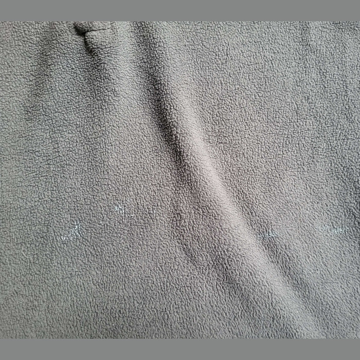Veste polaire grise, marque et taille non visibles, Fripes Sélect