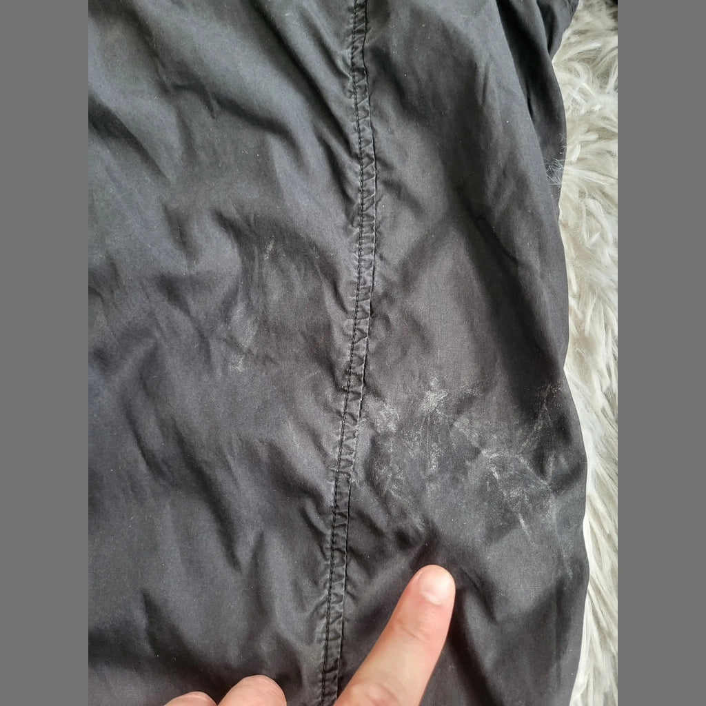 Veste noire, taille non visible, sans marque apparente, détail tissu avec trace. Fripes Sélect