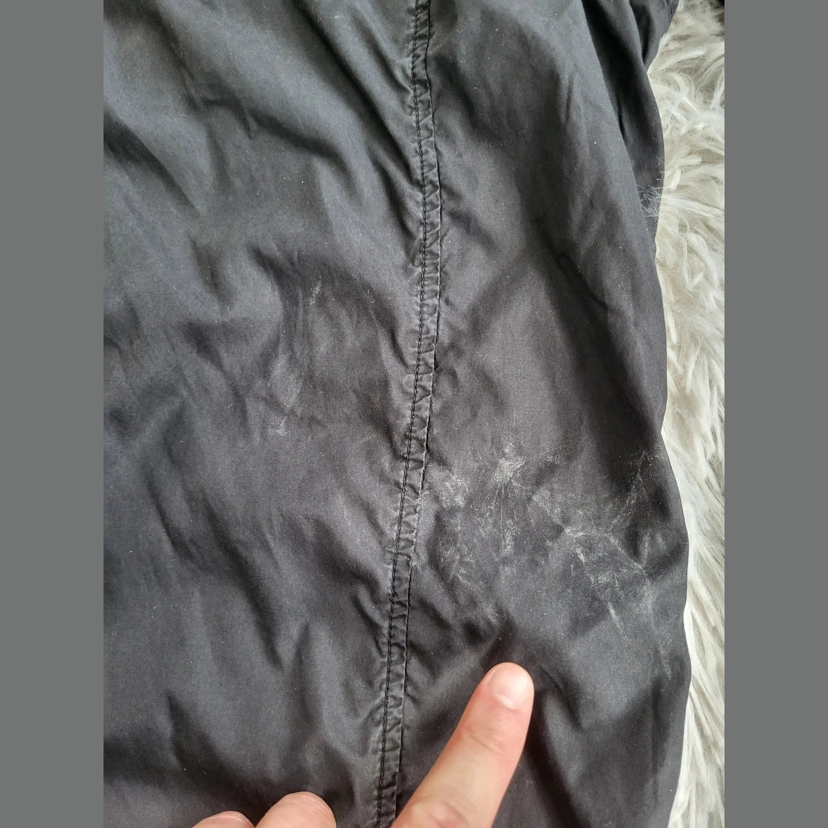 Veste noire, taille non visible, sans marque apparente, détail tissu avec trace. Fripes Sélect