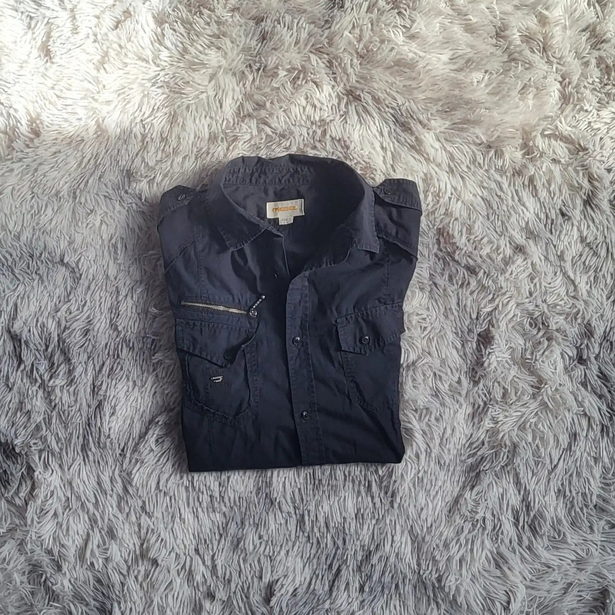 Chemise noire Pionier, taille M, manches longues, poches devant. Fripes Sélect