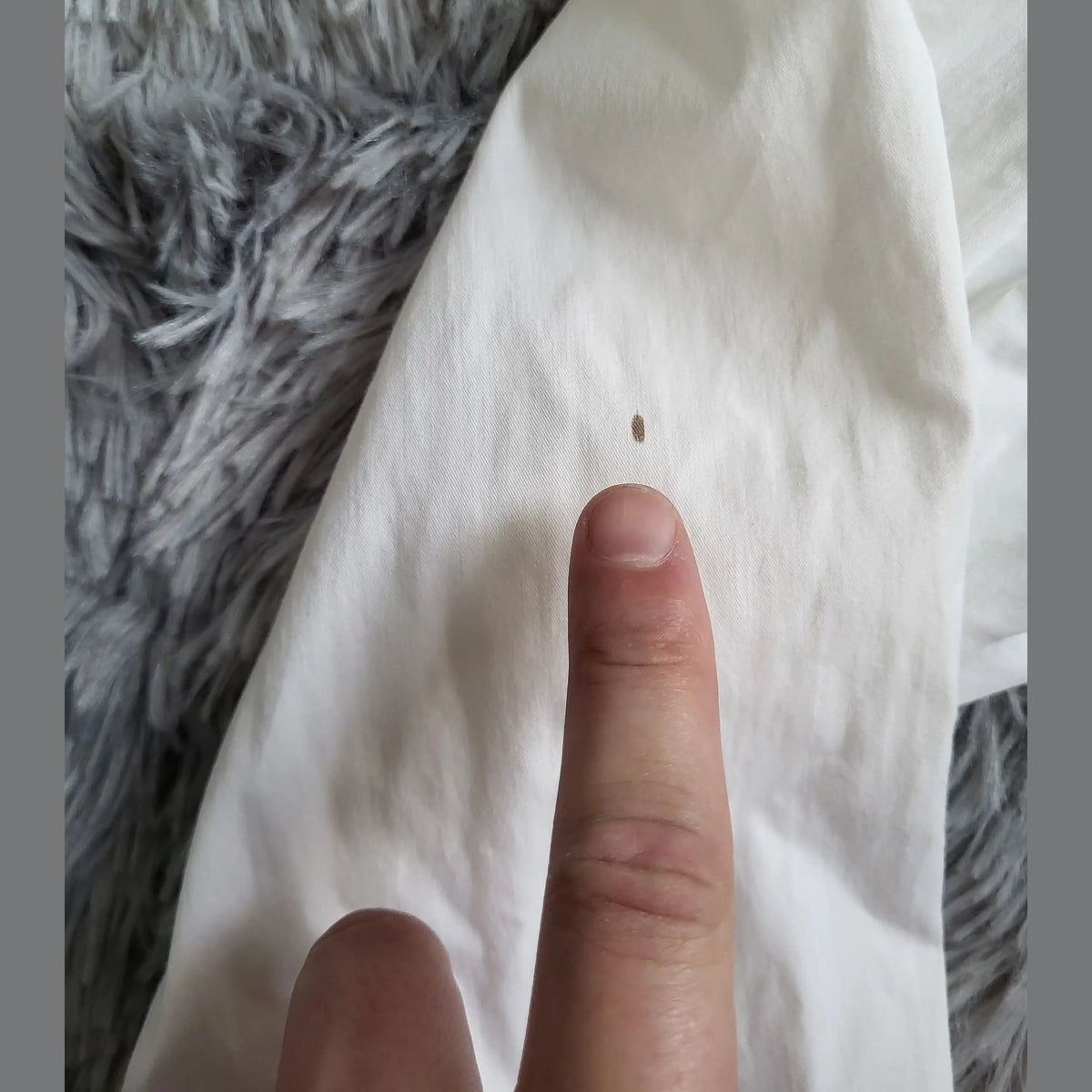T-shirt blanc avec tache, marque et taille non visibles, Fripes Sélect