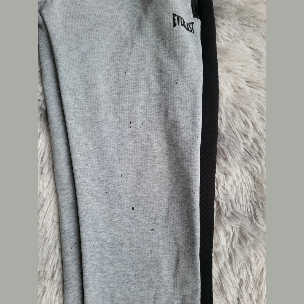 Pantalon gris Everlast, taille non visible, détails noirs sur le côté. Fripes Sélect