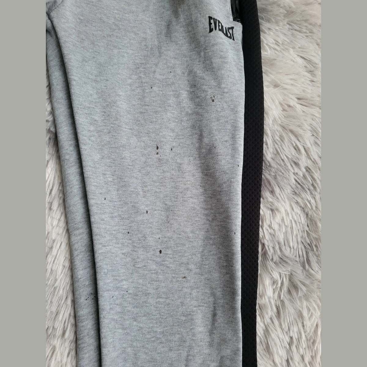 Pantalon gris Everlast, taille non visible, détails noirs sur le côté. Fripes Sélect