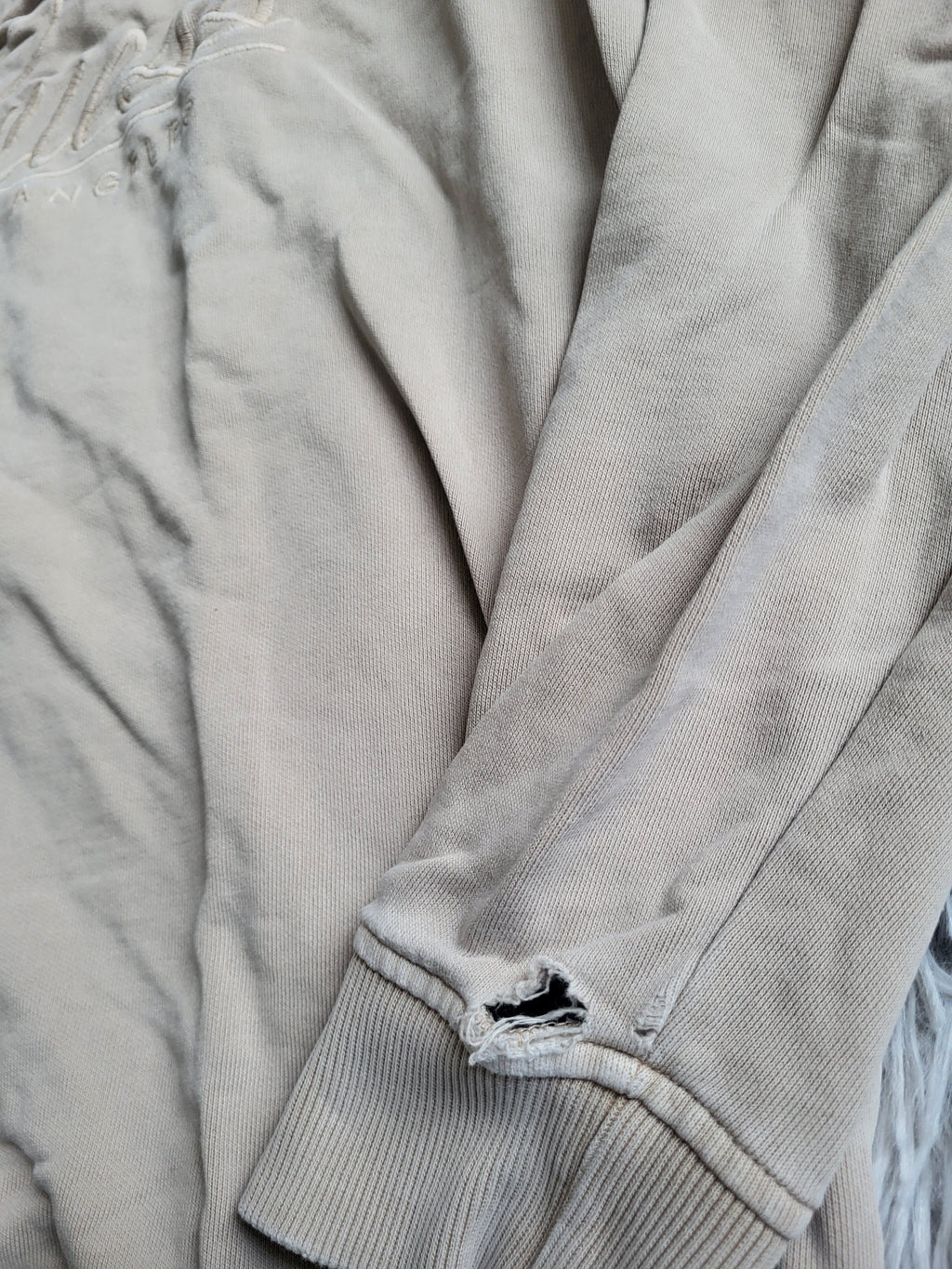 Sweat Guess Beige Sable – 100% Coton – Taille L – Style Distressed / Upcycling