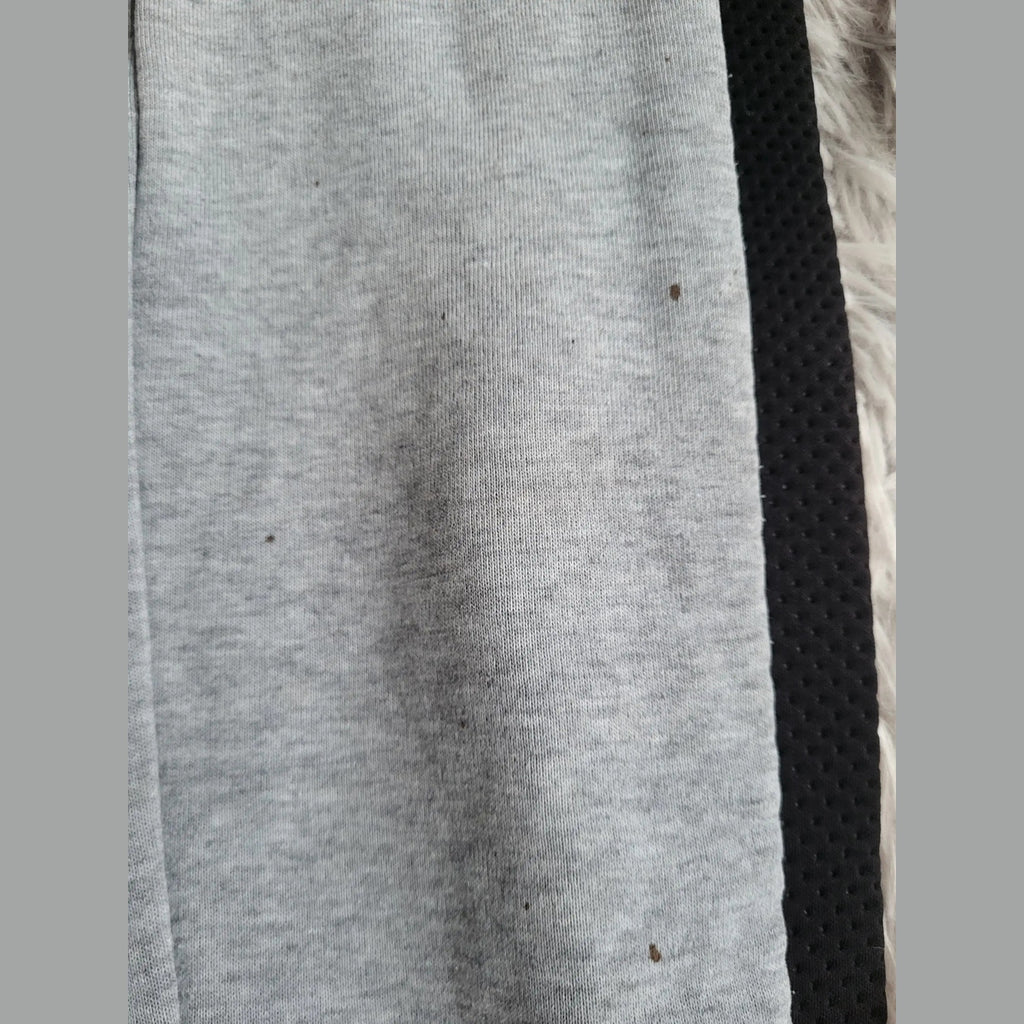 Pantalon de sport gris à détail noir, marque et taille non visibles. Fripes Sélect