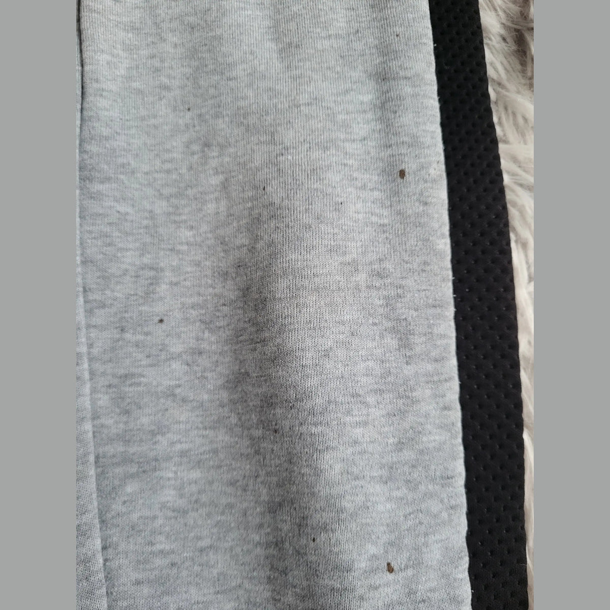 Pantalon de sport gris à détail noir, marque et taille non visibles. Fripes Sélect