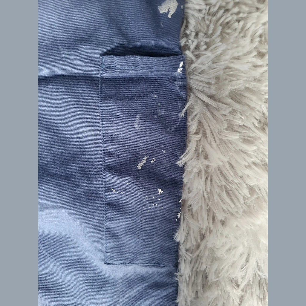 Pantalon bleu à poche, taches blanches, taille non visible, Fripes Sélect