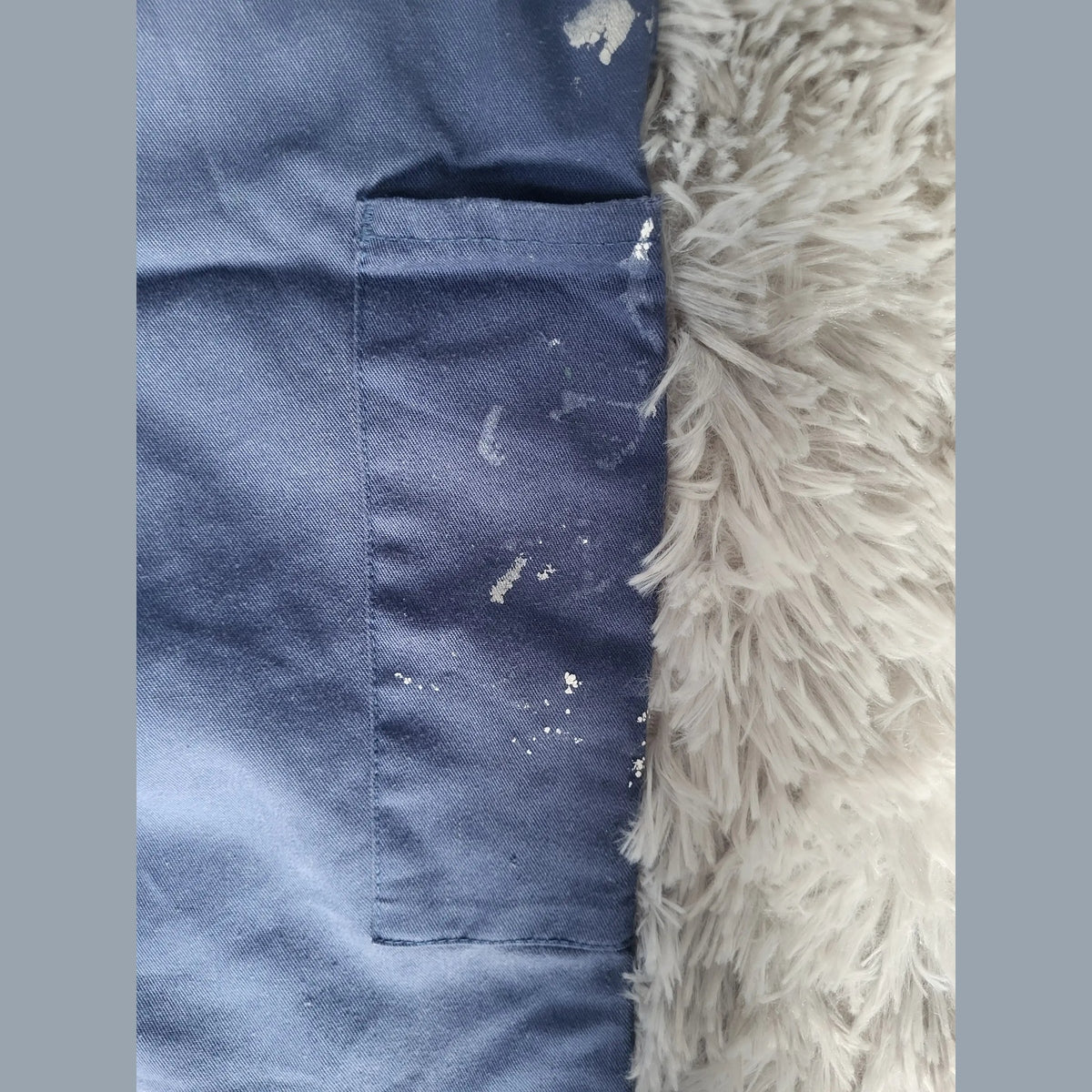 Pantalon bleu à poche, taches blanches, taille non visible, Fripes Sélect