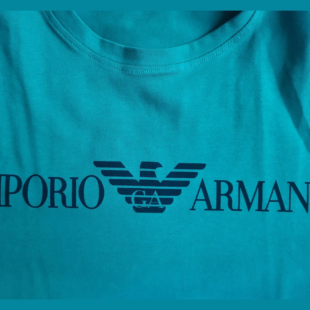 T-shirt Emporio Armani bleu turquoise, logo visible, taille non précisée. Fripes Sélect