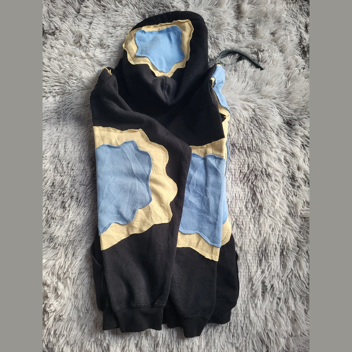 Sweat à capuche noir motifs bleu et beige, taille non indiquée, Fripes Sélect
