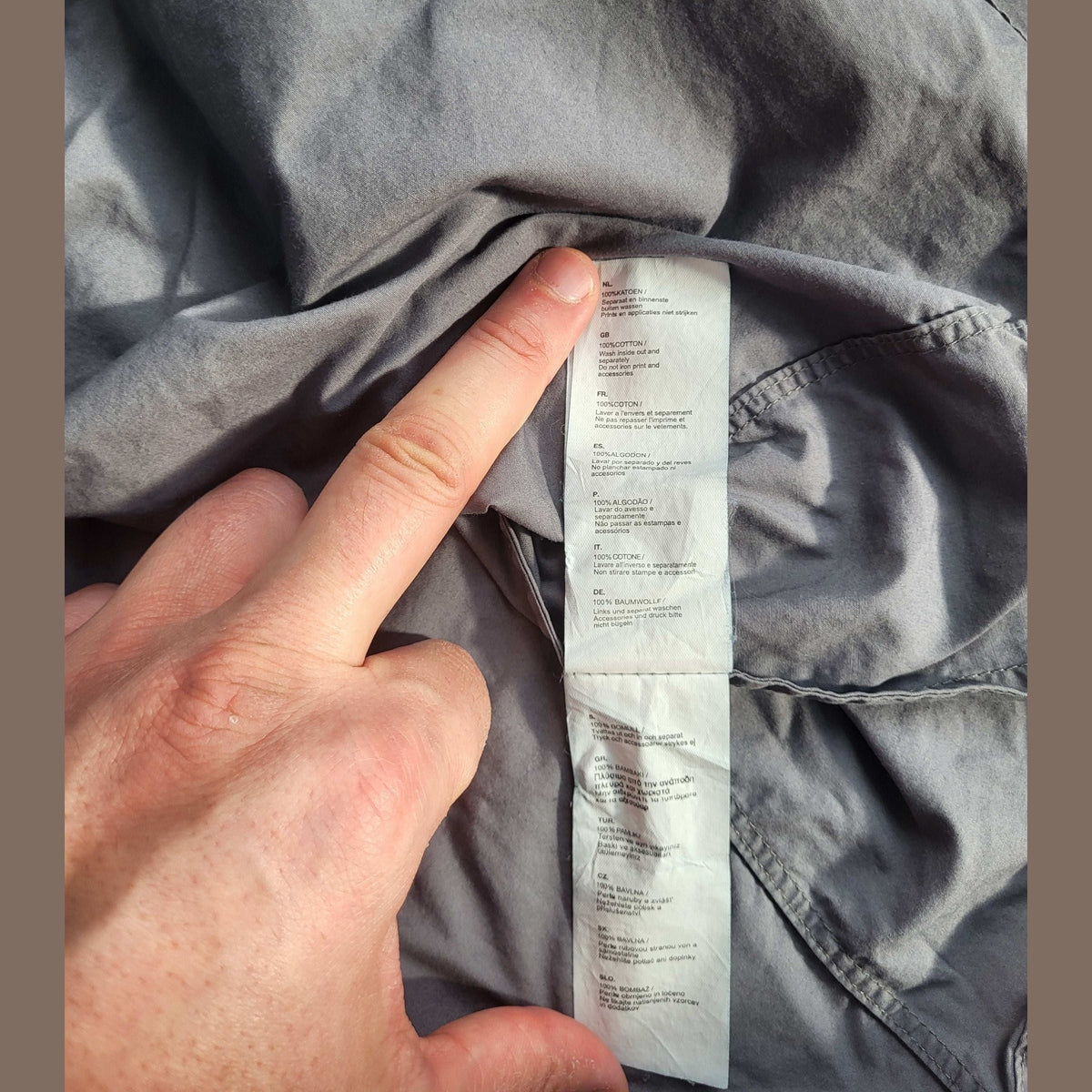 Chemise grise, marque non visible, 100% coton, taille non précisée. Fripes Sélect