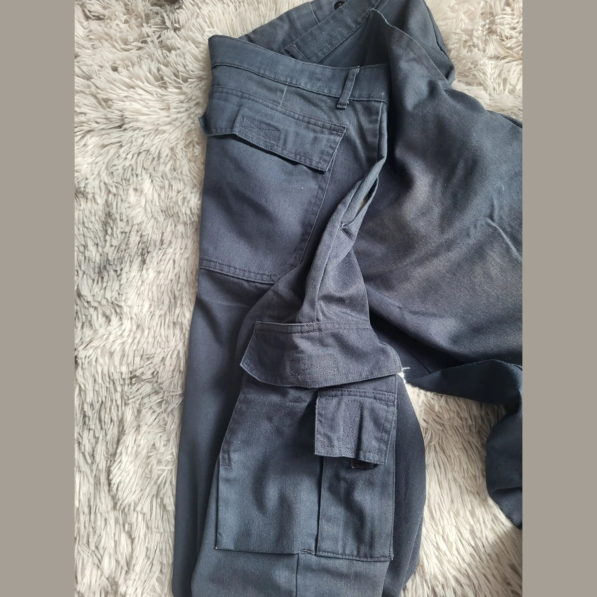 Pantalon cargo gris, marque non visible, taille non indiquée. Fripes Sélect