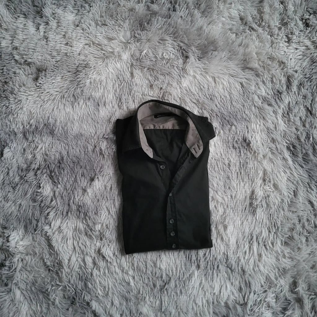 Chemise noire, marque Zara visible, taille M, Fripes Sélect