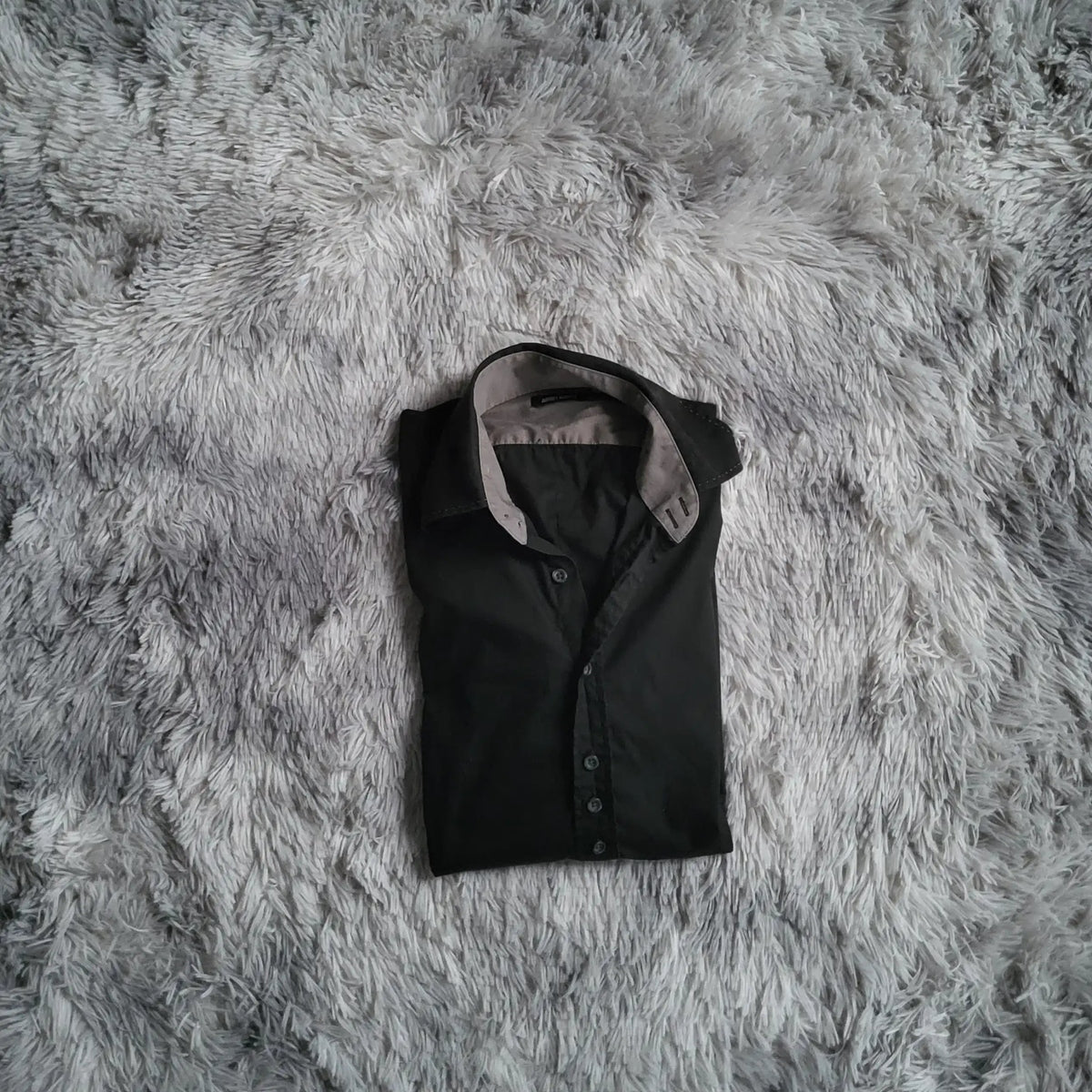 Chemise noire, marque Zara visible, taille M, Fripes Sélect
