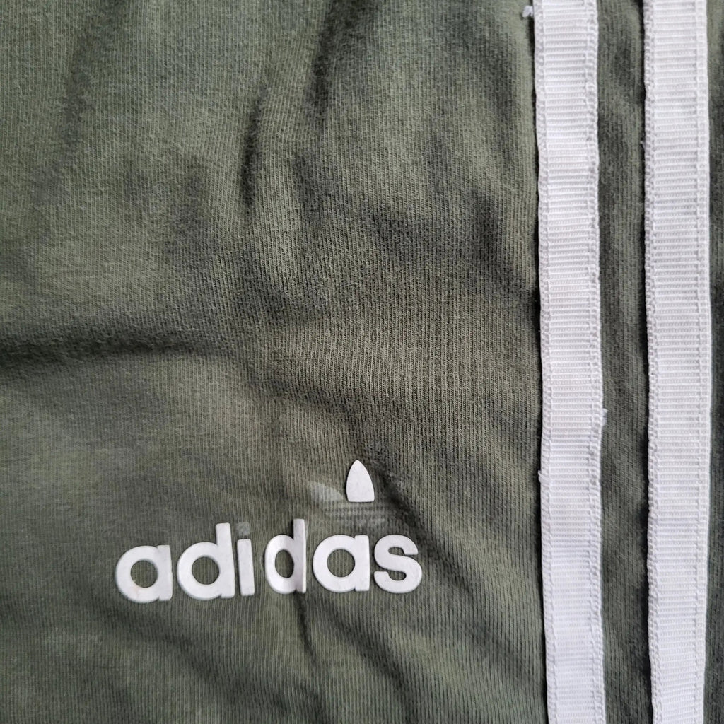 Pantalon Adidas vert kaki à bandes blanches, taille non visible, Fripes Sélect