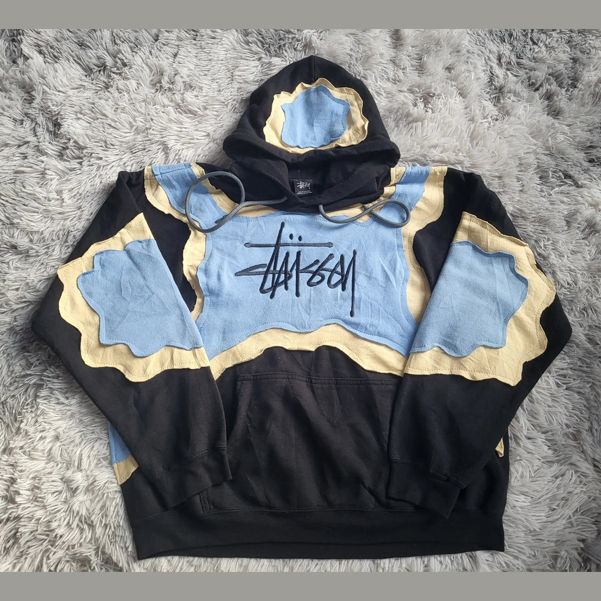 Sweat à capuche Stüssy Reworked Patchwork – Pièce Unique 1/1 – Noir / Bleu / Jaune – Taille XL (Boxy Fit)