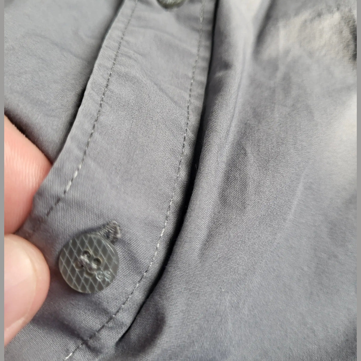 Chemise grise, marque GCS visible sur le bouton, taille S, Fripes Sélect