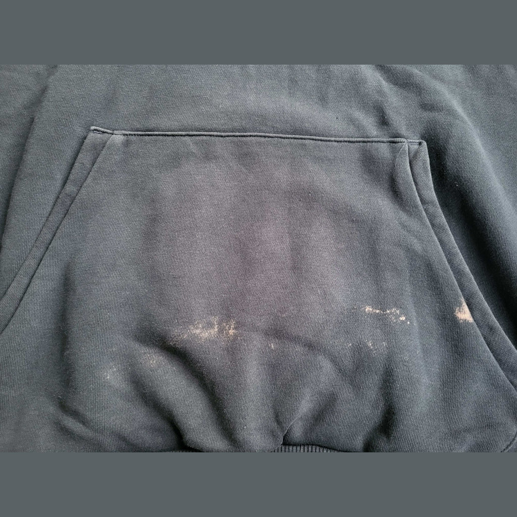 Sweat à capuche noir, aucune marque visible, taille non indiquée, taches blanches. Fripes Sélect