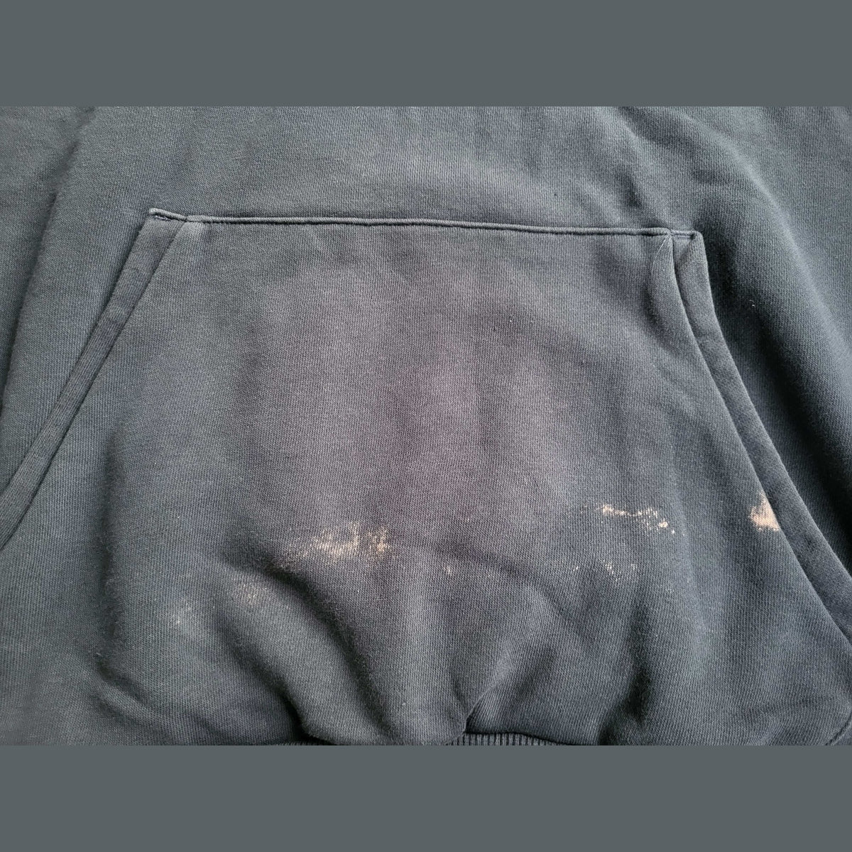 Sweat à capuche noir, aucune marque visible, taille non indiquée, taches blanches. Fripes Sélect