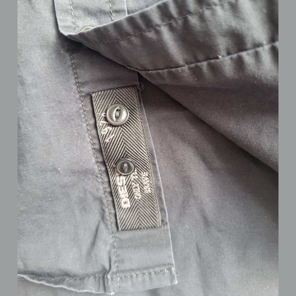 Chemise noire DIESEL taille XL, détail du bouton et étiquette visible, Fripes Sélect