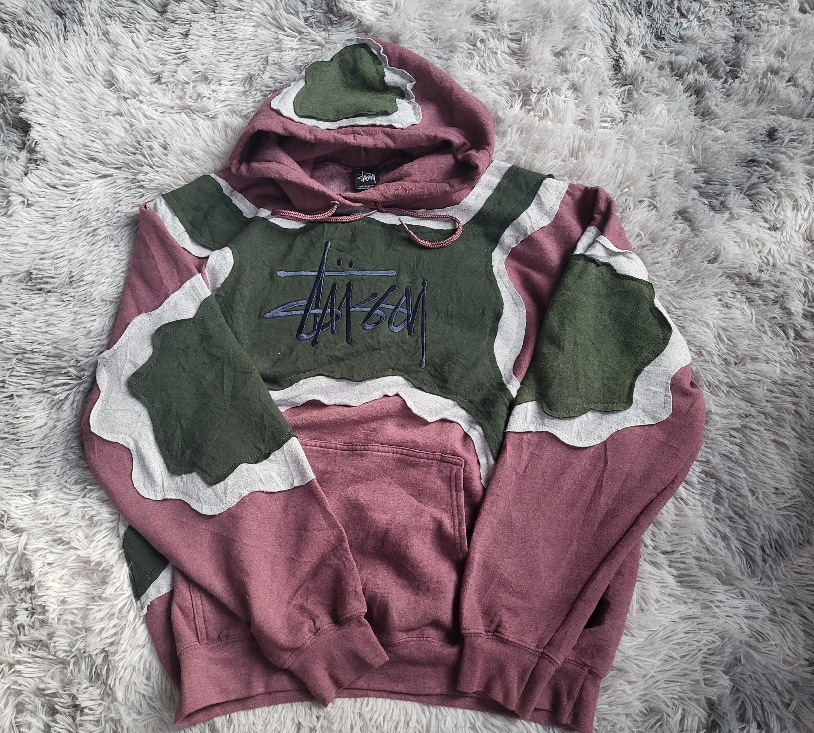 Sweat à capuche Stüssy Reworked Patchwork – Pièce Unique 1/1 – Bordeaux & Vert Olive – Taille XL