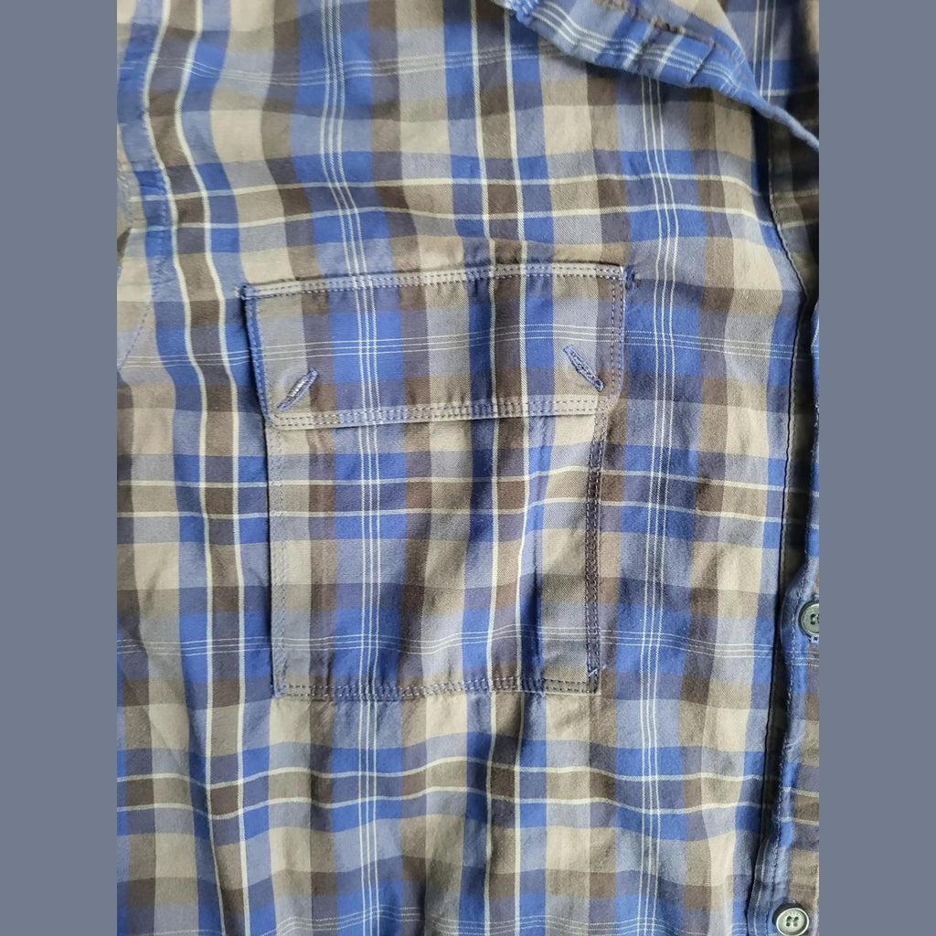 Chemise à carreaux bleus et beiges, marque non visible, taille non indiquée. Fripes Sélect