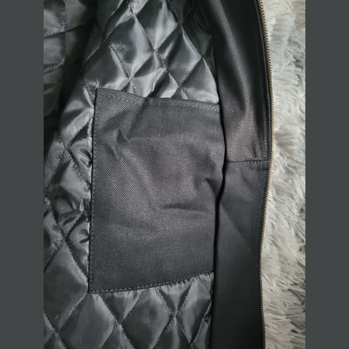 Veste matelassée noire, poche intérieure, taille non visible, Fripes Sélect