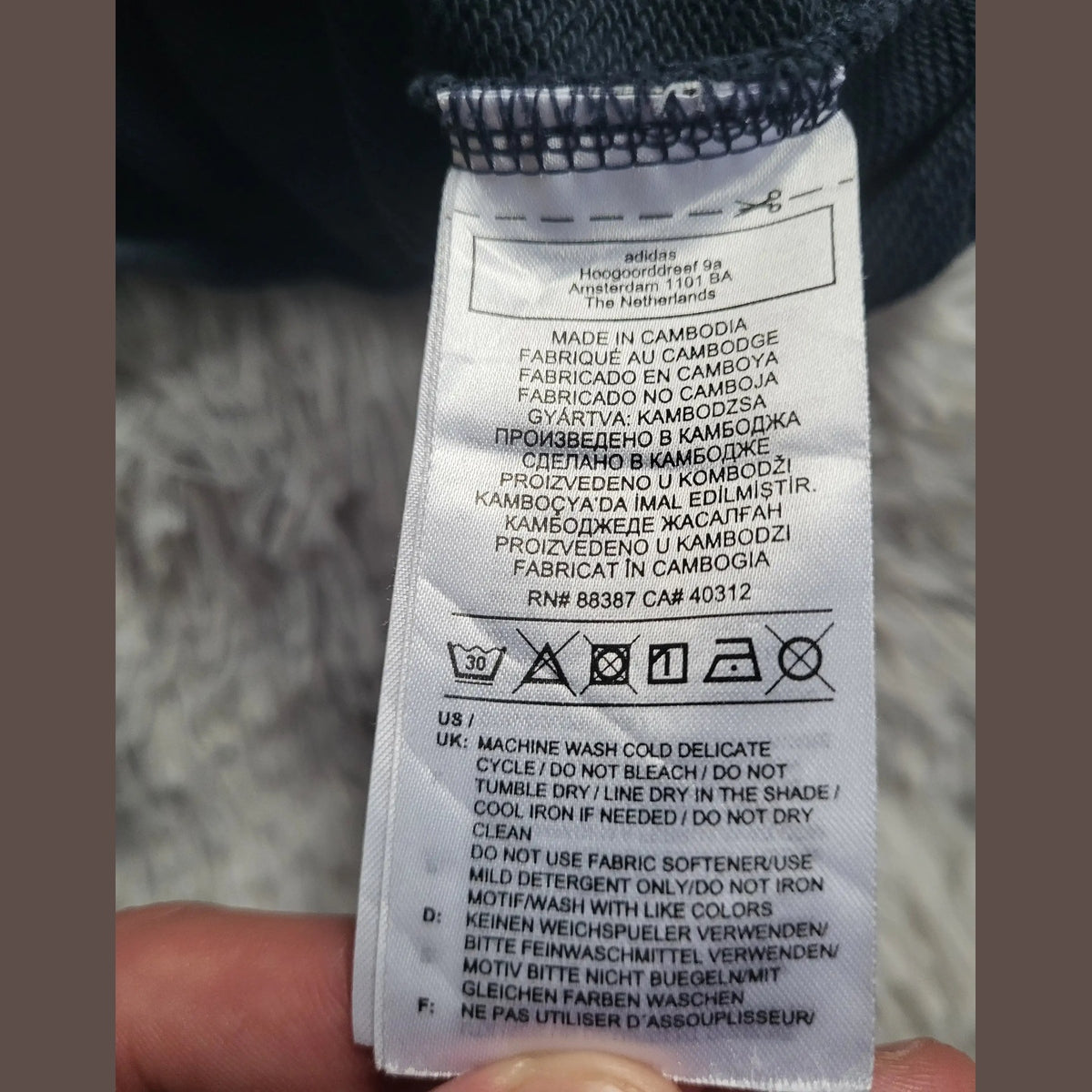 Étiquette vêtement adidas, pull noir, taille S. Fripes Sélect