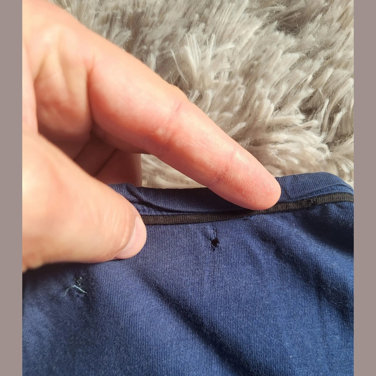 T-shirt bleu, marque et taille non visibles, détail col et petit trou. Fripes Sélect