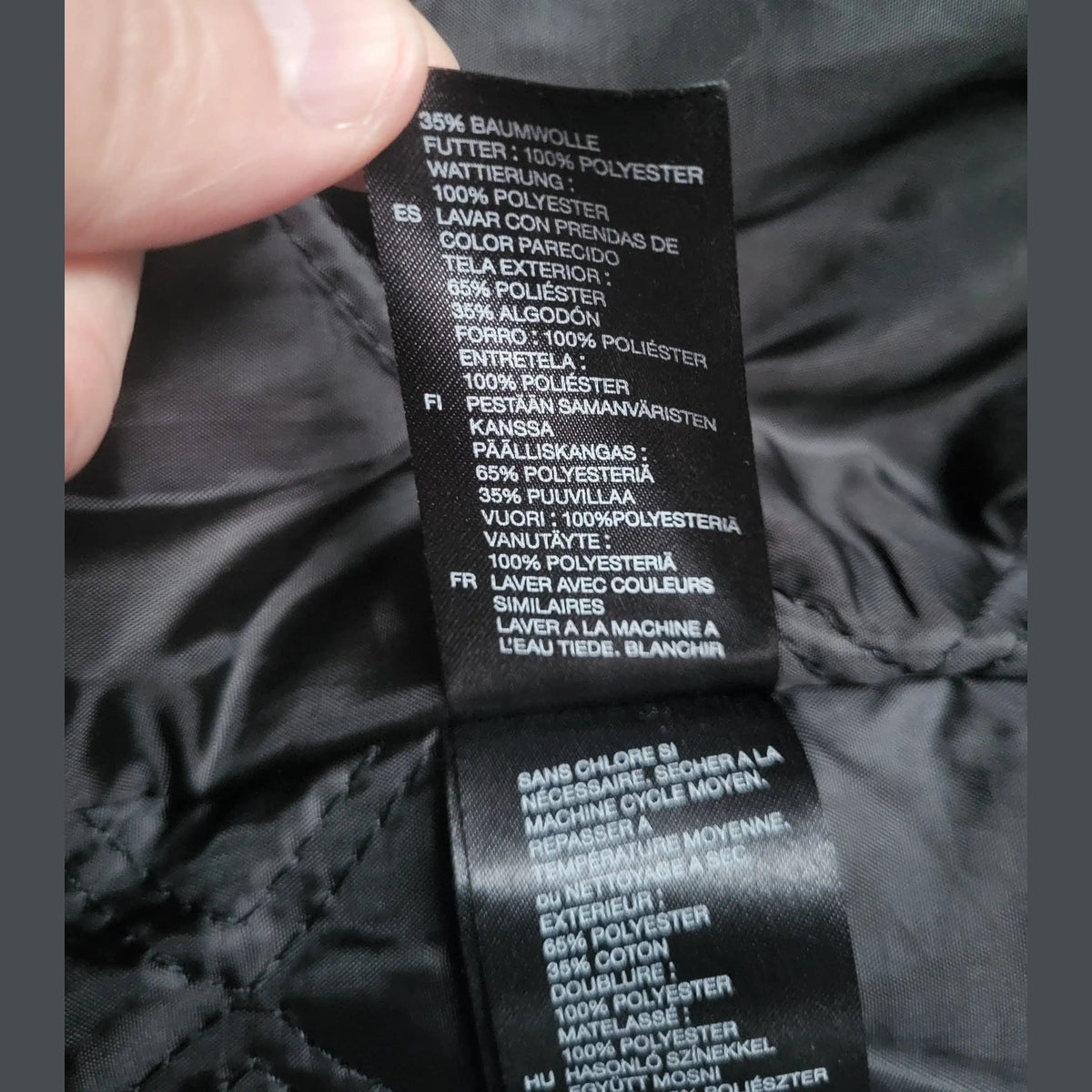 Étiquette de veste noire, marque non visible, taille non indiquée, Fripes Sélect