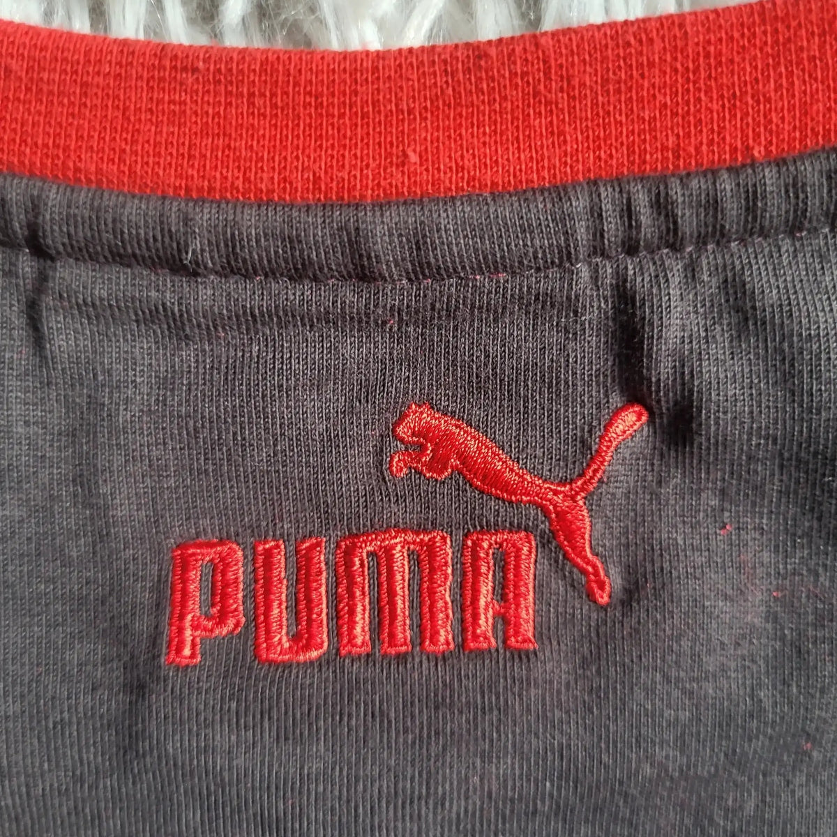 T-shirt Puma gris à col rouge, logo visible, taille non indiquée. Fripes Sélect