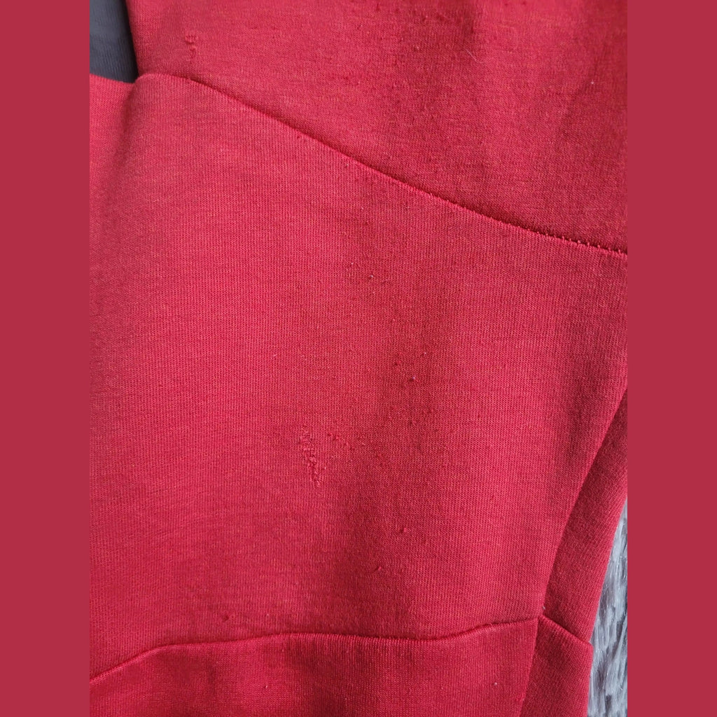 Sweatshirt rouge, marque non visible, taille non visible, Fripes Sélect