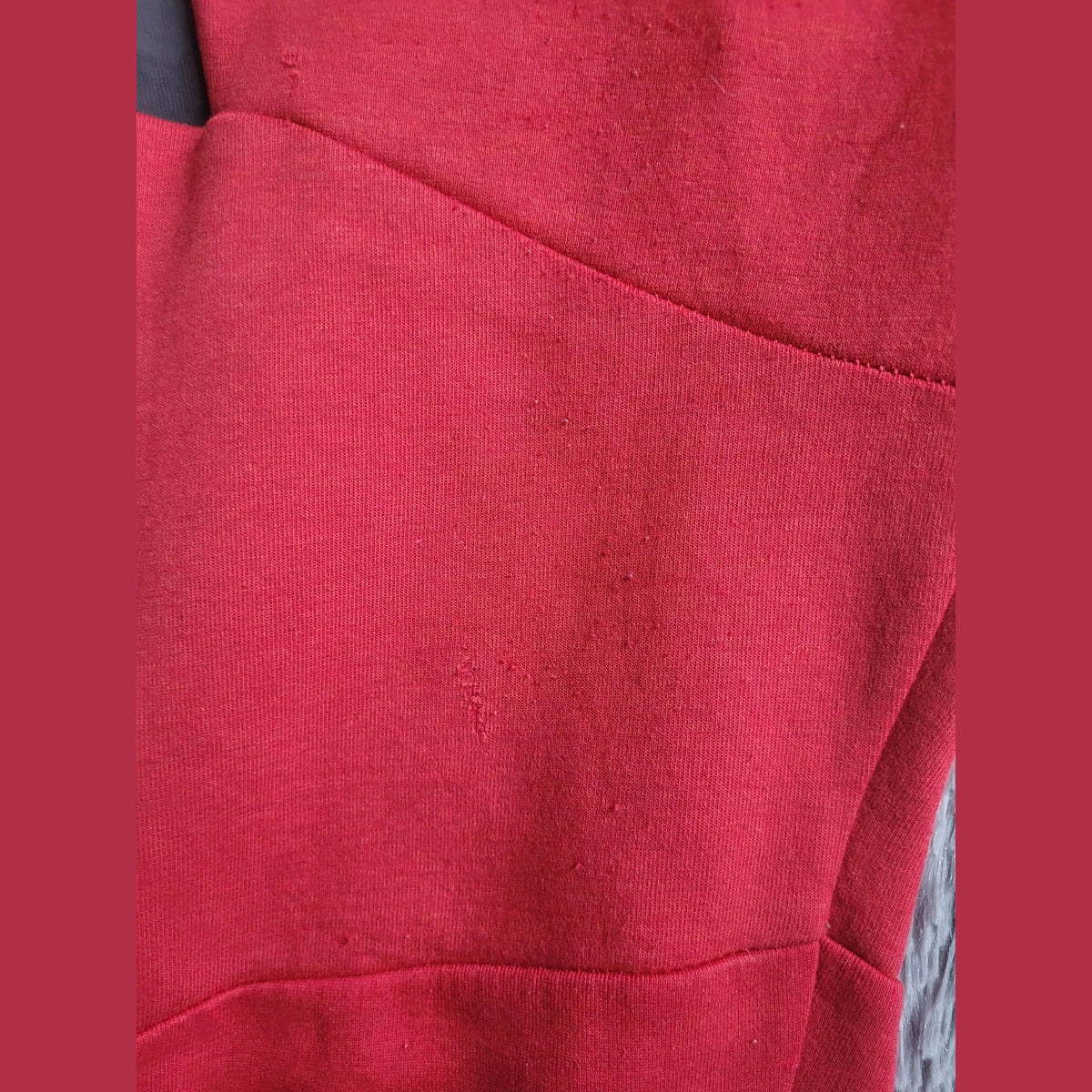 Sweatshirt rouge, marque non visible, taille non visible, Fripes Sélect