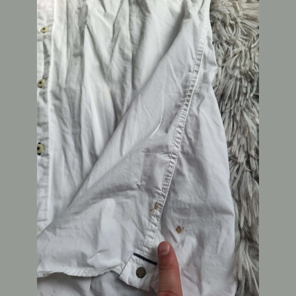 Chemise blanche, Tommy Hilfiger, taille non visible, tache marron. Fripes Sélect