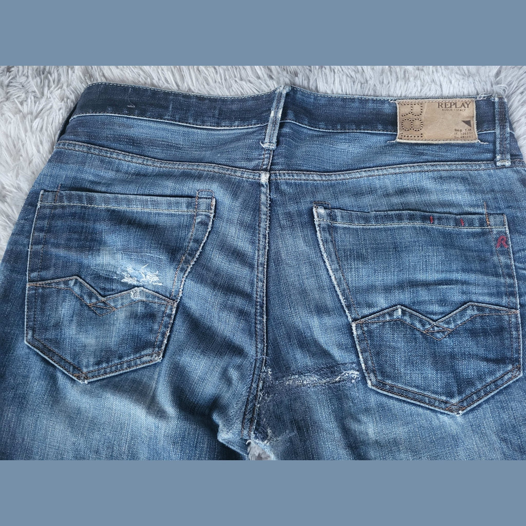 Jean bleu Replay, taille W31 L34, usé sur la poche arrière. Fripes Sélect