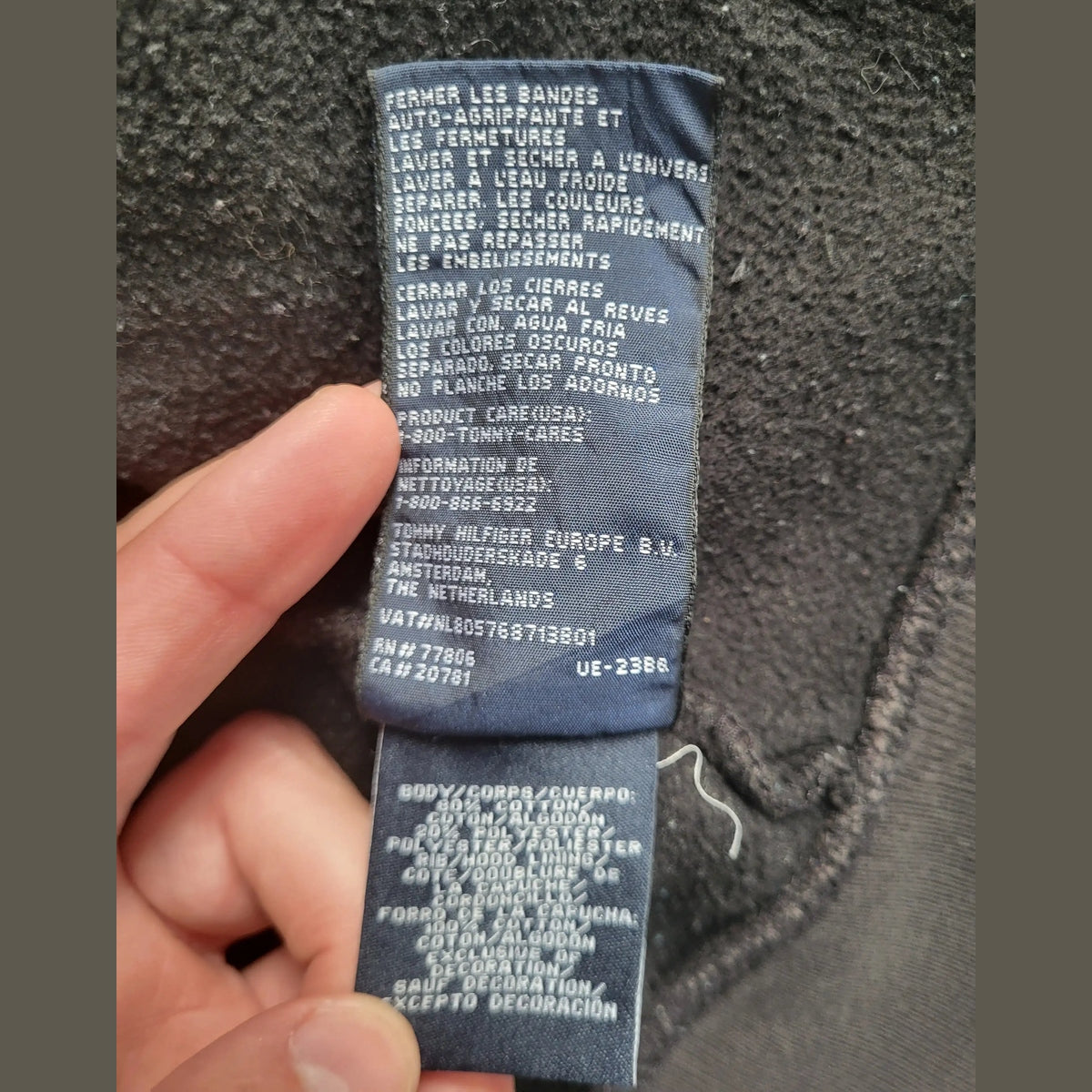 Sweat à capuche Tommy Hilfiger noir taille non visible, étiquette textile. Fripes Sélect