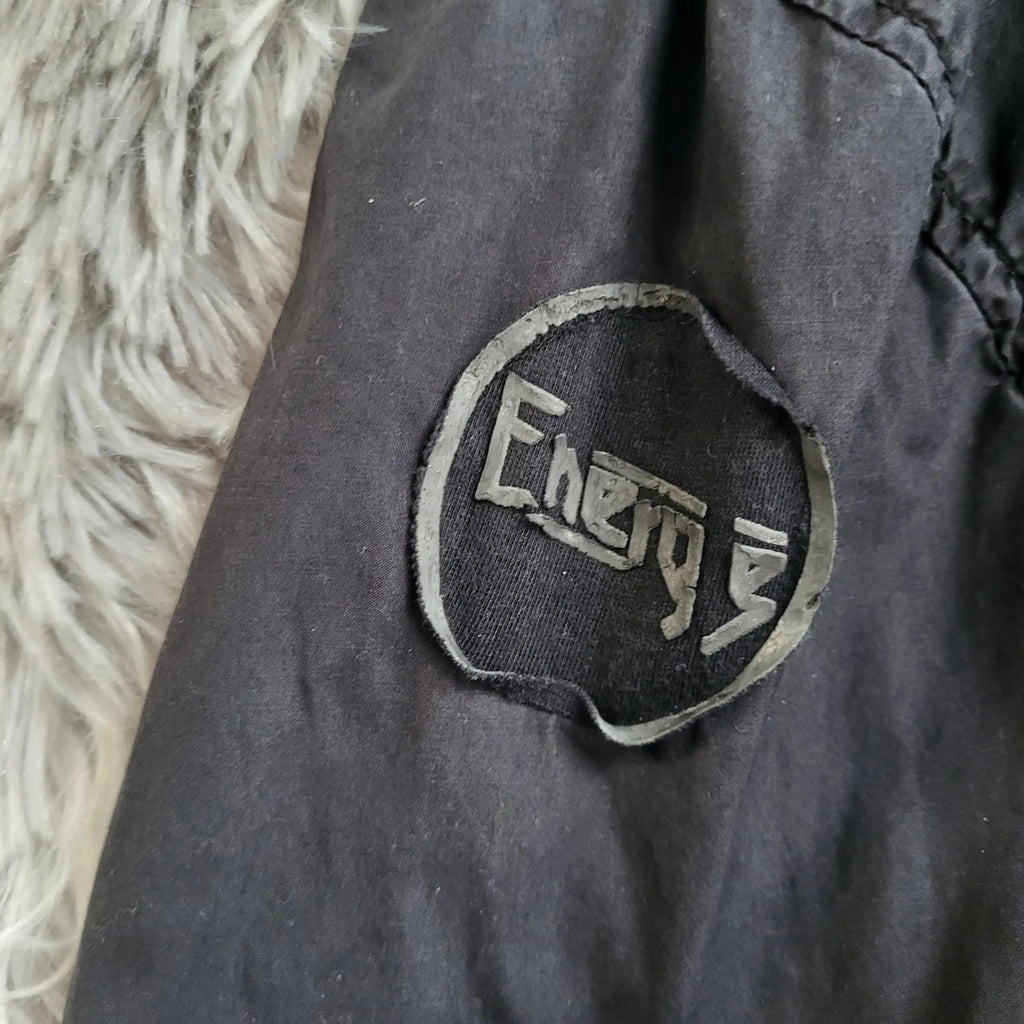 Veste noire Energy, patch logo visible, taille non indiquée, Fripes Sélect