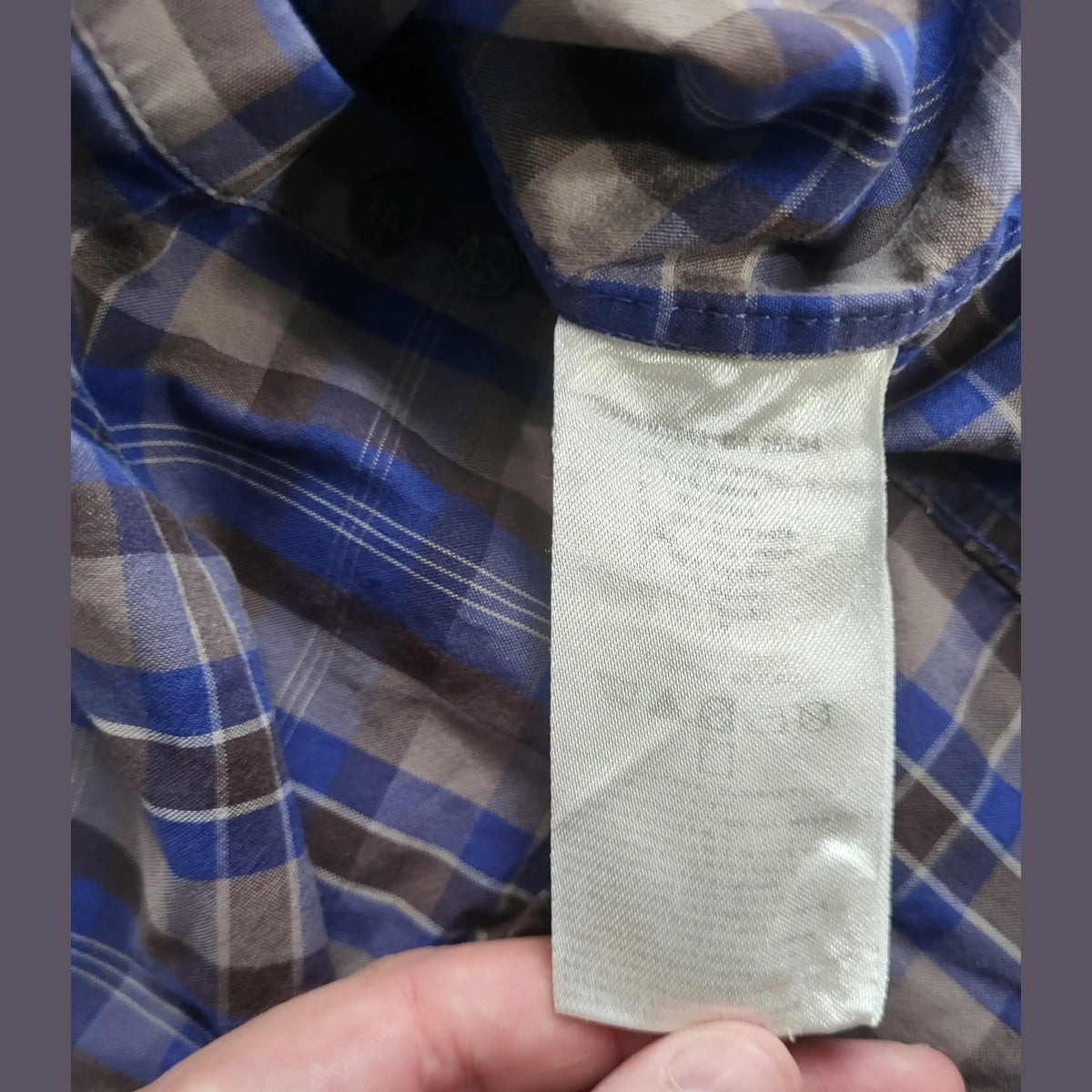 Chemise à carreaux bleue et marron, marque et taille non lisibles. Fripes Sélect